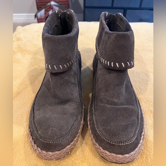 Ugg Varney Amphora Booties size 8 - Picture 3 of 8